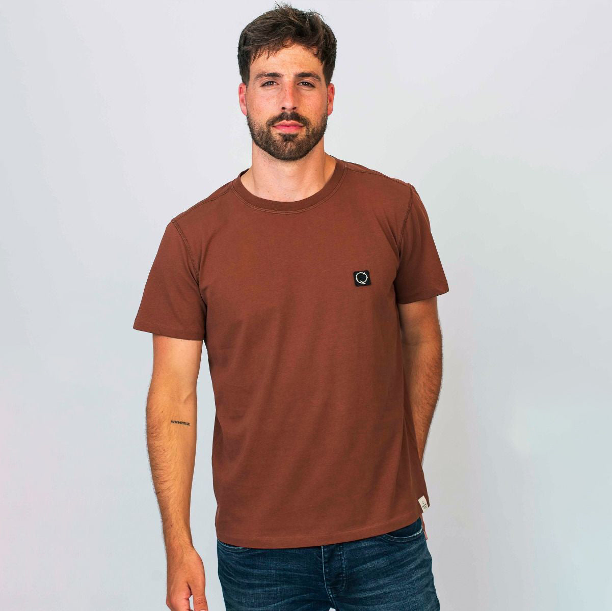 Jake Neck Tee in Brown