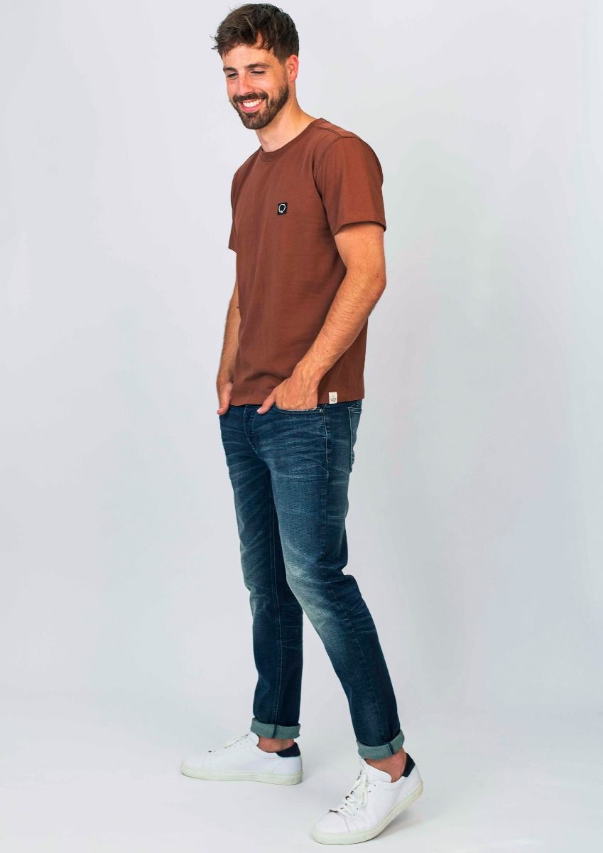 Jake Neck Tee in Brown