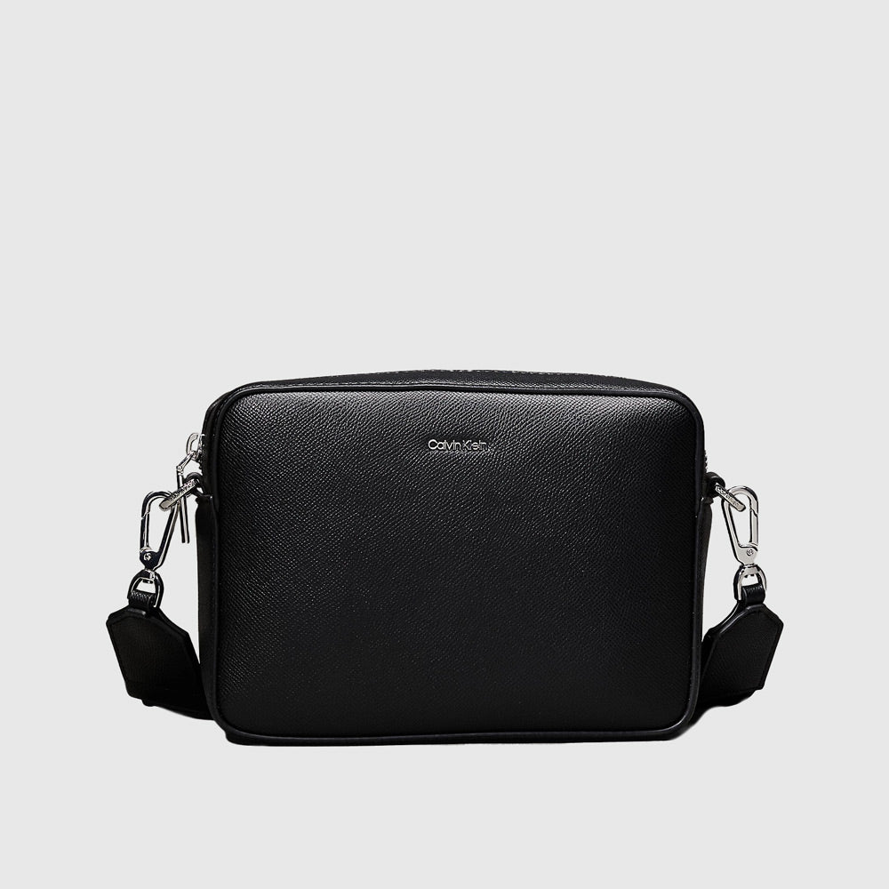 Calvin Klein Must Bag - Black |ThirdBaseUrban