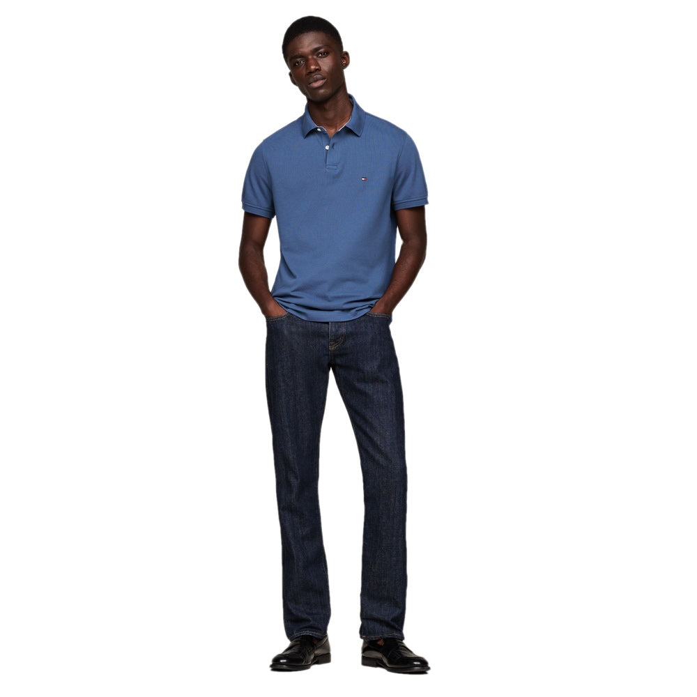 Ichki kiyimdagi qiz, lekin boshi yoq. Dik va mushukning jinsiy porno fotosuratlari